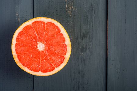 Fresh Red Grapefruit Slice On Wood Tableの写真素材