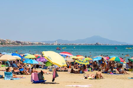 PENISCOLA, SPAIN - JULY 27, 2016: People Having Fun On Summer Holiday In Peniscola Beach At Mediterranean Sea.のeditorial素材
