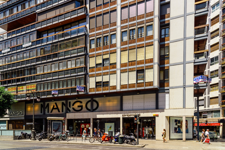 VALENCIA, SPAIN - AUGUST 01, 2016: People Walking Downtown Valencia City In Spain.のeditorial素材