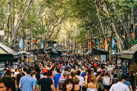 BARCELONA, SPAIN - AUGUST 04, 2016: Crowd Of People In Central Barcelona City On La Rambla Street.のeditorial素材