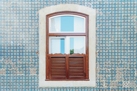 Vintage Wooden Window On Blue Tile Wall In Lisbon, Portugalの写真素材