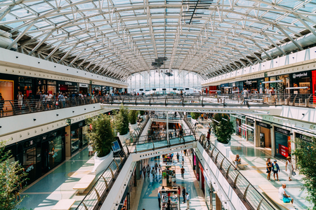 LISBON, PORTUGAL - AUGUST 10, 2017: People Crowd Looking For Summer Sales In Vasco da Gama Shopping Center Mall.のeditorial素材