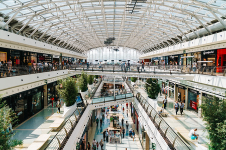LISBON, PORTUGAL - AUGUST 10, 2017: People Crowd Looking For Summer Sales In Vasco da Gama Shopping Center Mall.のeditorial素材