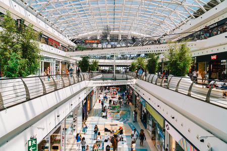 LISBON, PORTUGAL - AUGUST 10, 2017: People Crowd Looking For Summer Sales In Vasco da Gama Shopping Center Mall.のeditorial素材