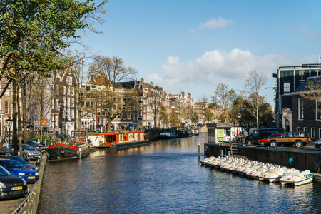 AMSTERDAM, NETHERLANDS - NOVEMBER 09, 2017: Common Dutch Houses and Houseboats On Amsterdam Canal In Autumnのeditorial素材