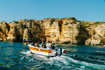 LAGOS, PORTUGAL - AUGUST 31, 2017: People Rowing The Kayak On Ocean In Lagosのeditorial素材
