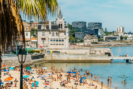 CASCAIS, PORTUGAL - AUGUST 25, 2017: Tourists Having Fun In Water, Relaxing And Sunbathing In Cascais Ocean Beach Resort Of Portugalのeditorial素材