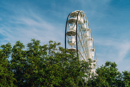 White Ferris Wheel In Fun Parkの写真素材