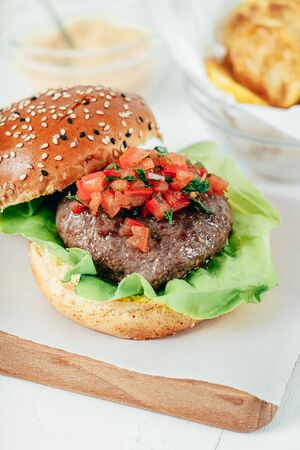 Beef Burger With Lettuce Salad, Tomatoes And Chipsの写真素材