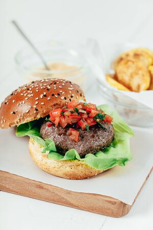 Beef Burger With Lettuce Salad, Tomatoes And Chipsの写真素材