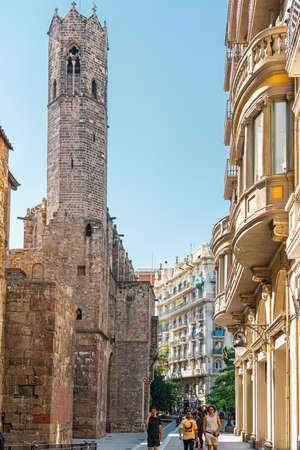 BARCELONA, SPAIN - JUNE 04, 2019: People Visiting The Gothic Quarter Which Is The Historic Centre Of The Old City Of Barcelonaのeditorial素材