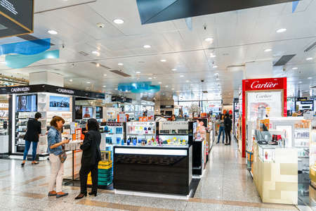 BARCELONA, SPAIN - JUNE 04, 2019: People Looking For Beauty Products In Shopping Mallのeditorial素材