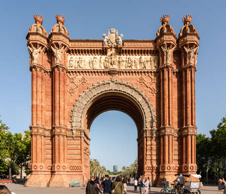 BARCELONA, SPAIN - JUNE 08, 2019: People Having Picnic And Relaxing On Summer Day In Parc de la Ciutadella Or Citadel Park In Barcelonaのeditorial素材