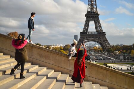 PARIS, FRANCE - NOVEMBRE 9, 2018: Tourists making photos in Trocadero site with Tour Eiffel in the background in an autumn dayのeditorial素材