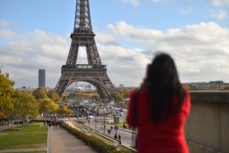 PARIS, FRANCE - NOVEMBRE 9, 2018: Tourists making photos in Trocadero site with Tour Eiffel in the background in an autumn dayのeditorial素材