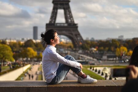 PARIS, FRANCE - NOVEMBRE 9, 2018: Tourists making photos in Trocadero site with Tour Eiffel in the background in an autumn dayのeditorial素材