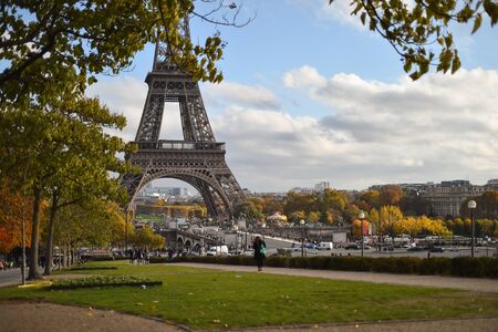 PARIS, FRANCE - NOVEMBRE 9, 2018: Tourists making photos in Trocadero site with Tour Eiffel in the background in an autumn dayのeditorial素材