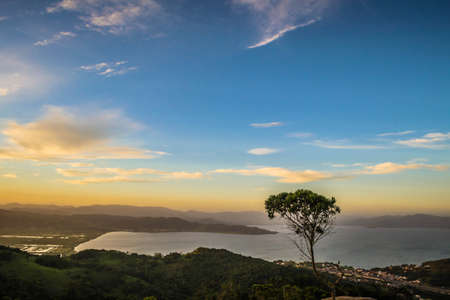 Dawn of Morro do Bananal with view of the Anita Garibaldi bridge, Laguna / SC.の写真素材