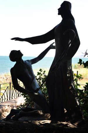 A statue of Jesus blessing a man at Church of the Primacy of Peter in Tabgha near the kinneret lake, Israel.のeditorial素材