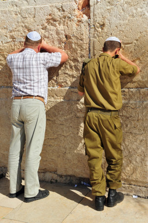 JERUSALEM - NOVEMBER 05 : Jewish Men are praying at the western wall on November 05 2010 in Jerusalem, Israel.It is a remnant of the ancient wall that surrounded the Jewish Temple's and is the most sacred site recognized by the Jewish faith outside of theのeditorial素材