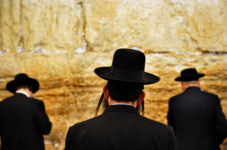 JERUSALEM - NOVEMBER 05 : Jewish Men are praying at the western wall on November 05 2010 in Jerusalem, Israel.It is a remnant of the ancient wall that surrounded the Jewish Temple's and is the most sacred site recognized by the Jewish faith outside of theのeditorial素材