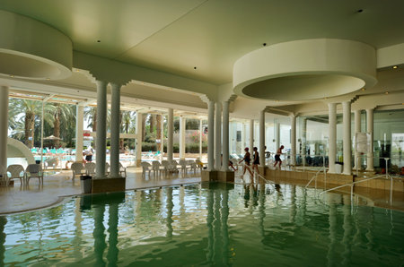 EIN BOKEK, ISR - APR 30 2015:Visitors in Ein Bokek resort at the Sead Sea, Israel.As the place is rich in sulphur, the water is believed to be beneficial to treatment of diseases and allergies.のeditorial素材