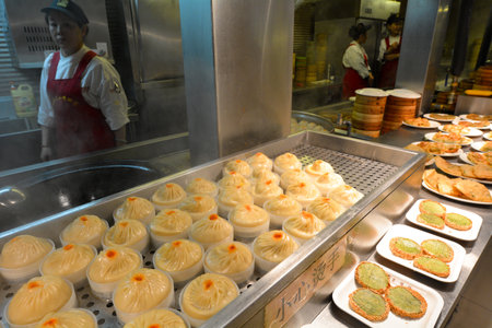 SHANGHAI, CN - MAR 17 2015:Chines chefs preparing Dim sum dumplings food at Yuyuan Tourist Mart in Shanghai, China.Dim sum dumplings it's the most popular and famous food in Shanghai, Chinaのeditorial素材