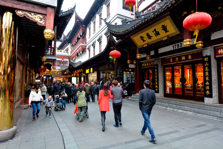 SHANGHAI, CN - MAR 16 2015:Yuyuan Tourist Mart in Shanghai, China.It is an important cultural asset and a traditional sightseeing spot in Shanghai, boasting the most beauty in the southeast.のeditorial素材