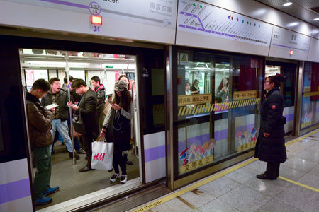 SHANGHAI, CH - MAR 25 2015:Passengers in Shanghai Metro train station. Shanghai Metro ranks third in the world in annual ridership, with 2.5 billion rides delivered in 2013.のeditorial素材