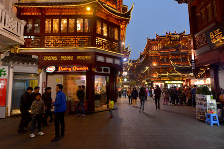 SHANGHAI, CN - MAR 16 2015:Yuyuan Tourist Mart in Shanghai, China.Yuyuan Tourist Mart is an important cultural asset and a traditional sightseeing spot in Shanghai, boasting the most beauty in the southeast.のeditorial素材