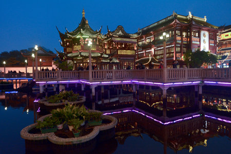 SHANGHAI, CN - MAR 16 2015:Yuyuan Tourist Mart in Shanghai, China.Yuyuan Tourist Mart is an important cultural asset and a traditional sightseeing spot in Shanghai, boasting the most beauty in the southeast.のeditorial素材