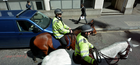 LONDON - MAY 12 2015:Metropolitan Police Service Mounted officers.Police across Britain have been put on high alert and warned that they may be targeted in terror attacksのeditorial素材