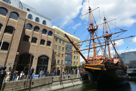 LONDON - MAY 13 2015:Replica of Golden Hind docked in St Mary Overie Dock, London.The English galleon best known for it circumnavigation the globe between 1577 - 1580, captained by Sir Francis Drake.のeditorial素材