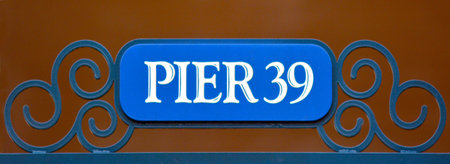 Street sign of Pier 39 in Fisherman Wharf San Francisco, CA.のeditorial素材