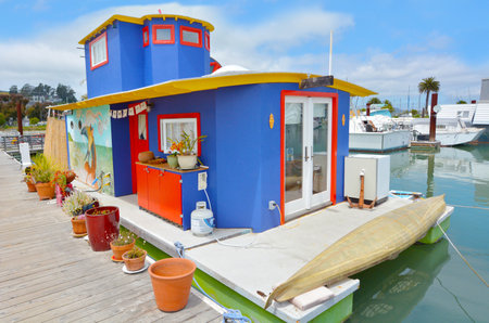 SAN FRANCISCO - MAY 21 2015:Colorful houseboat in Sausalito California.Sausalito houseboat community consists of more than 400 houseboats of various shapes, sizes and values at the north end of town.のeditorial素材