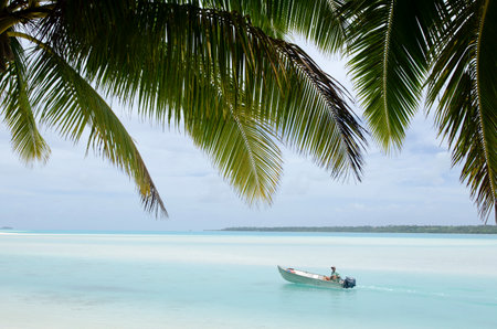 AITUTAKI - SEP 19:Fisherman in fishing boat on Sep 17 2013.It's world's best place for fishing Bonefish that known for been the strongest and fastest moving fish of any salt water species.のeditorial素材