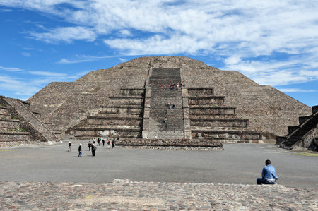 The pyramid of the moon in Teotihuacan, Mexico.のeditorial素材