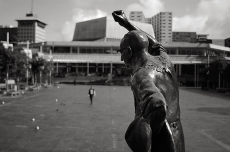 AUCKLAND - SEP 03 2015:Statue of Sir Dove-Myer Robinson in Aotea Square in Auckland NZL. He was Mayor of Auckland City from 1959 - 1965 and 1968 -1980, the longest tenure of any holder of the officeのeditorial素材