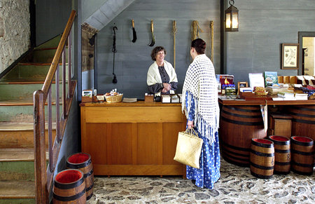 KERIKER,NZ -FEB 06:Missionaries at Kerikeri Stone Store on Feb 06 2009.It's New Zealand's oldest stone building (1832) located in Kerikeri, Far North District, Northland Region, New Zealand (NZ).のeditorial素材