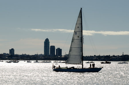 AUCKLAND, NZ - JUNE 02:Silhouette of a sail boat against the skyline on Takapuna on June 02 2013.There is about  450-500,000 of boats in NZ, 22,000 of them are Yachts/launches.のeditorial素材