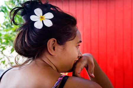 RAROTONGA - SEP 21:Tahitian Gardenia on Cook Islanders woman hair on Sep 21 2013.It is the national flower of French Polynesia and the Cook Islands.のeditorial素材