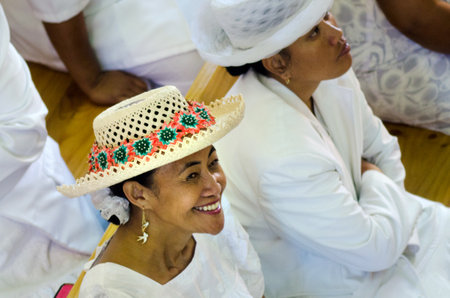 RAROTONGA - SEP 16:Cook Islander woman wearing Rito hat on Sep 16 2013.It's one of the  finest hats in the world made of pandanus or coconut palm tree worn by woman only on special occasions.のeditorial素材