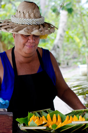 RAROTONGA - SEP 17:Cook Islander woman prepare Papaya on Sep 17 2013.Papaya was reputably called the 'fruit of the angels' by Christopher Columbus for it's sweet and softness.のeditorial素材