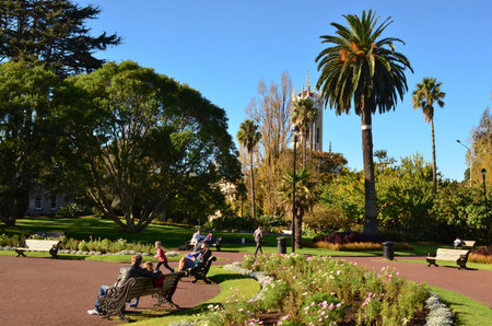 AUCKLAND - MAY 31 2014:Visitors in Albert park.Albert Park is a famous scenic park in central Auckland, New Zealand.のeditorial素材