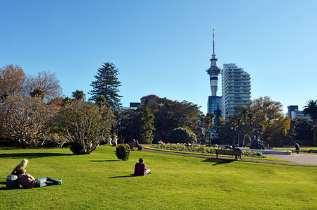AUCKLAND - MAY 31 2014:Visitors in Albert park.Albert Park is a famous scenic park in central Auckland, New Zealand.のeditorial素材