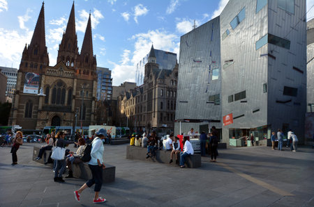 MELBOURNE - APR 13 2014:Visitors at the Federation Square.It located at the heart of Melbourneâs CBD with size of an entire city block.It's home to major cultural attractions and world-class events.のeditorial素材