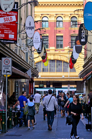 MELBOURNE, AUS - APR 13 2014:Traffic on Degraves Street, one of Melbourne's finest Laneway environments. Full of bars,restaurants, cafe and boutique shopping.のeditorial素材