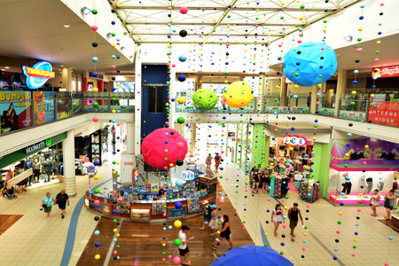 SURFERS PARADISE - SEP 30 2014:Visitors in Surfers Paradise Center.It one of Australia's iconic coastal tourist destinations, drawing about 10 million tourists every year from all over the world.のeditorial素材
