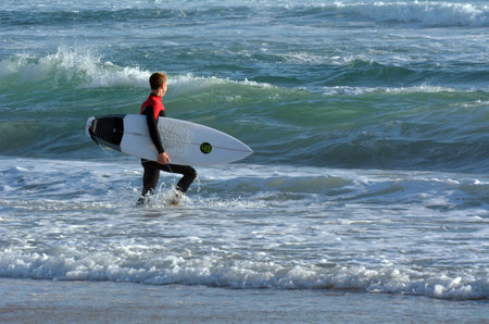 SURFERS PARADISE, AUS - OCT 14 2014: Surfer get into the water of Main beach.It is a very popular surfing beach in Surfers Paradise Gold Coast Queensland, Australia.のeditorial素材