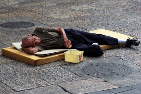 JERUSALEM - NOVEMBER 15: A street beggar lies on the ground and begs for money on November 15 2007 in Jerusalem, Israel.About 20.5 of Israeli families living below the poverty lineのeditorial素材